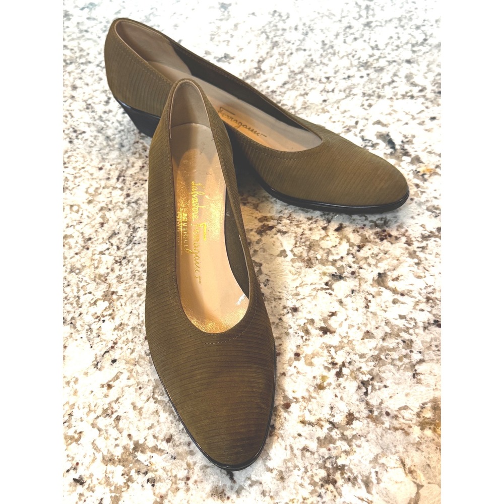 Salvatore Ferragamo Boutique Olive Green Ribbed Wedge Pumps Made in Italy 9 4A